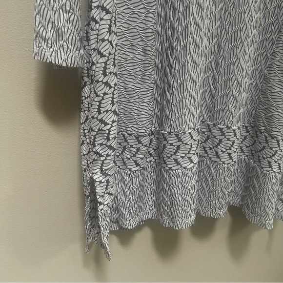 Habitat ~ Patterned Textured White Black Stretch Tunic in size Medium - Picture 3 of 9